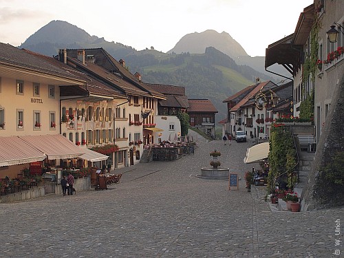Gruyères town at dusk (click to enlarge)