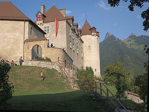 Hallmark of the Pays de Gruyère: the castle (click to enlarge)