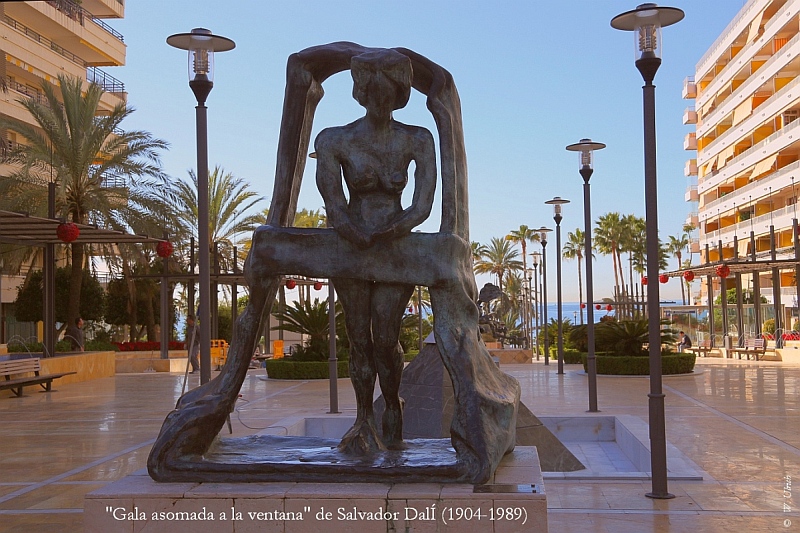  "Gala asomada a la ventana" (Salvador Dalí)